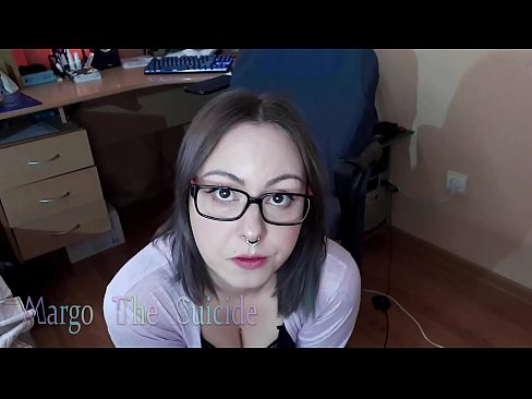 ❤️ Σέξι κορίτσι με γυαλιά πιπιλίζει Dildo βαθιά στην κάμερα ❌ Πόρνο